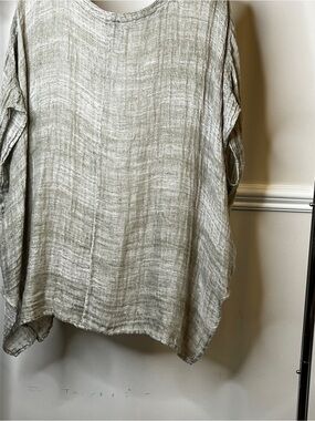 La Bottega di Brunella Women's soft green hand woven linen top